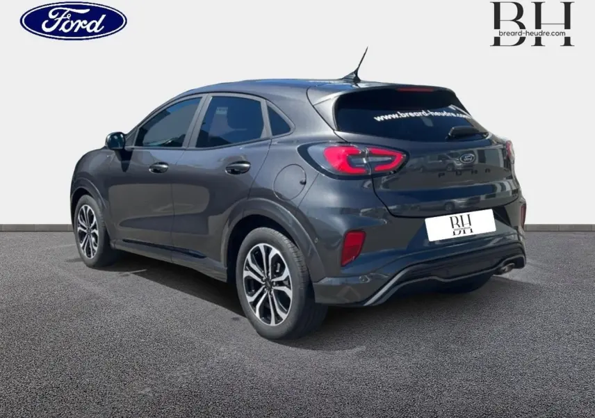 Vue 3/4 arrière droite du Ford Puma 2024 gris Solar métallisé avec vitres arrière surteintées et jantes alliage.