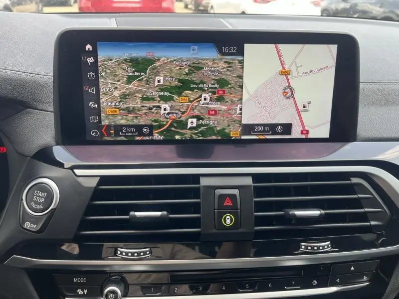 Tableau de bord BMW X3 M40i 2019 avec écran GPS large affichant carte et commandes noires élégantes