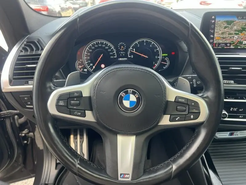 Vue rapprochée du volant cuir noir multifonction BMW M avec tableau de bord et écran GPS du X3 M40iA Sophistograu 2019.
