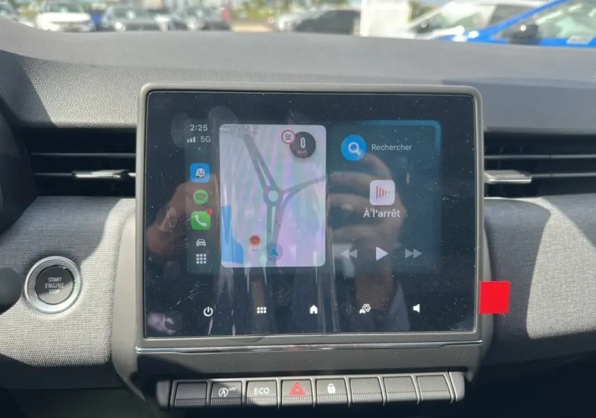 Écran tactile central du tableau de bord de la Renault Clio DCI 100 Evolution Camera 2025, intérieur moderne et fonctionnel.