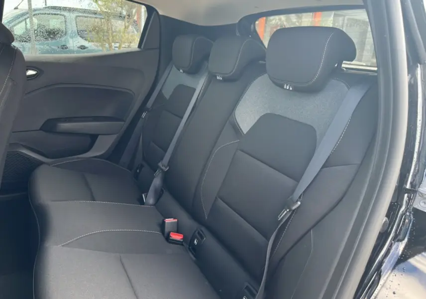 Vue intérieure arrière droite des sièges noirs avec surpiqûres claires de la Renault Clio DCI 100 Evolution Camera 2025.
