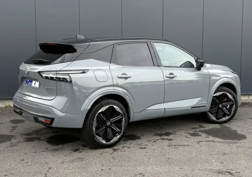 Nissan Qashqai 2025 gris Ceramic en vue 3/4 arrière droit avec toit noir et jantes alliage noires.
