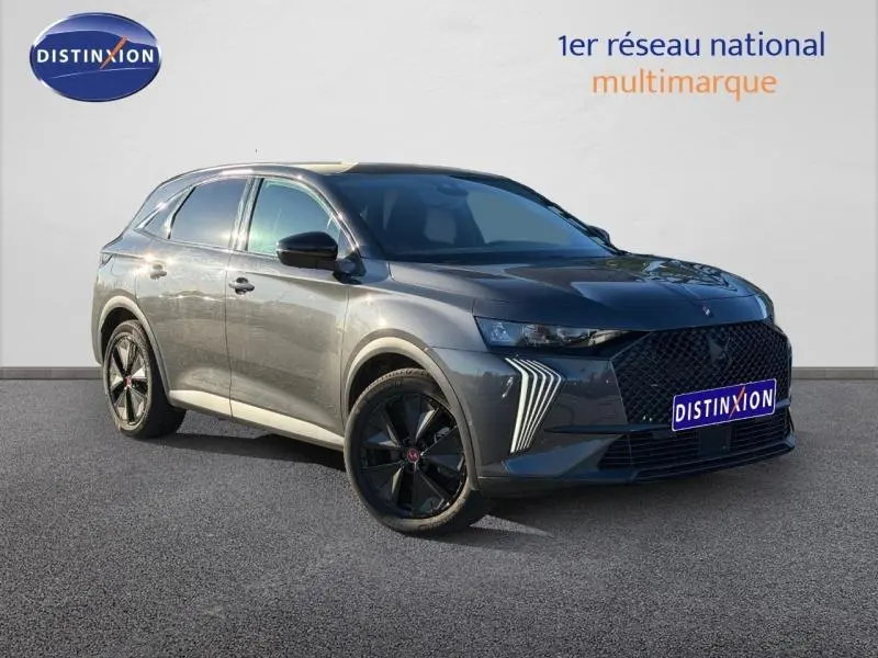 DS7 E-TENSE 225ch gris Titane vu en 3/4 avant droit, avec calandre noire et feux LED distinctifs en forme de griffes.