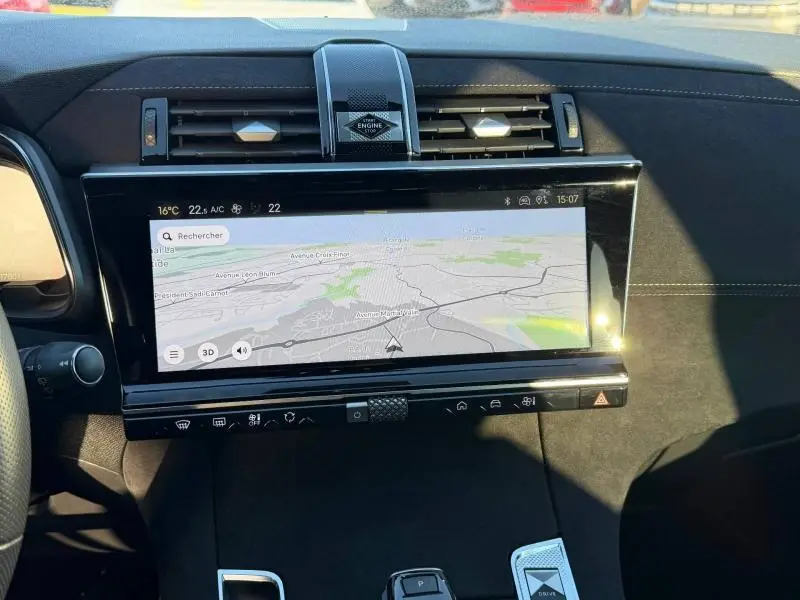 Vue du tableau de bord du DS7 E-TENSE 225ch 2024 en Gris Titane, avec écran tactile affichant la navigation.