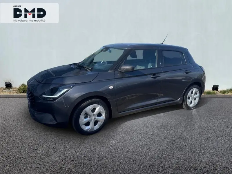 Suzuki Swift 1.2 Hybrid 83ch Privilège en Mineral Gray Metal, vue 3/4 avant côté gauche, jantes alu visibles.