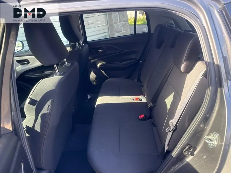 Vue intérieure côté droit montrant la banquette arrière en tissu gris foncé de la Suzuki Swift Mineral Gray Metal 2024.