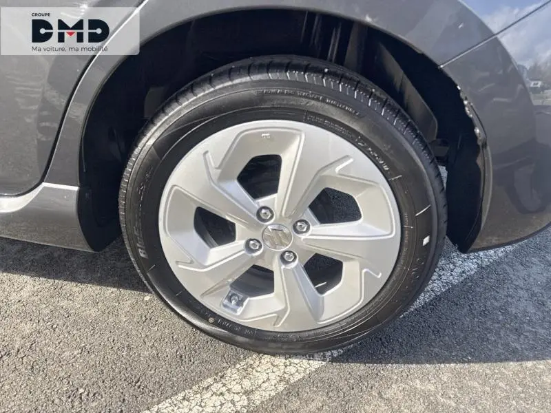 Gros plan sur la roue avant gauche d’une Suzuki Swift 2024 Mineral Gray Metal avec jante alu distinctive.
