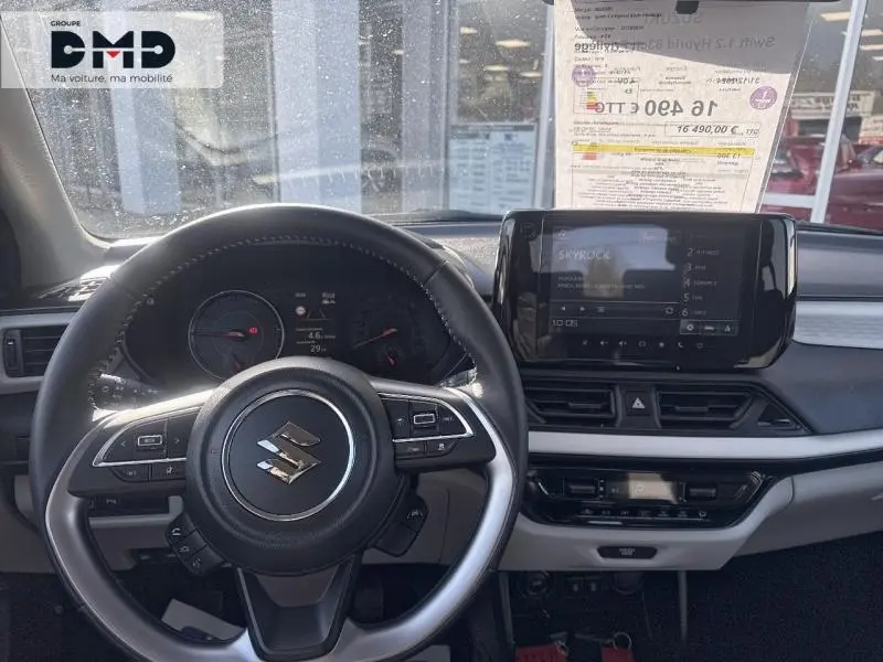 Vue intérieure du tableau de bord de la Suzuki Swift 1.2 Hybrid 83ch Privilège 2024, volant cuir multifonction et écran tactile.