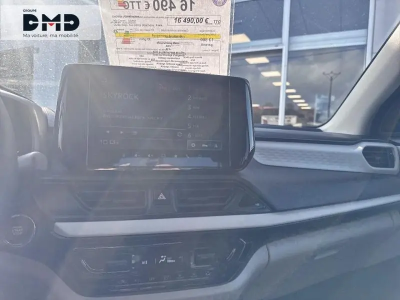 Vue intérieure du tableau de bord de la Suzuki Swift 1.2 Hybrid 83ch Privilège 2024 avec écran tactile et commandes climatisation.