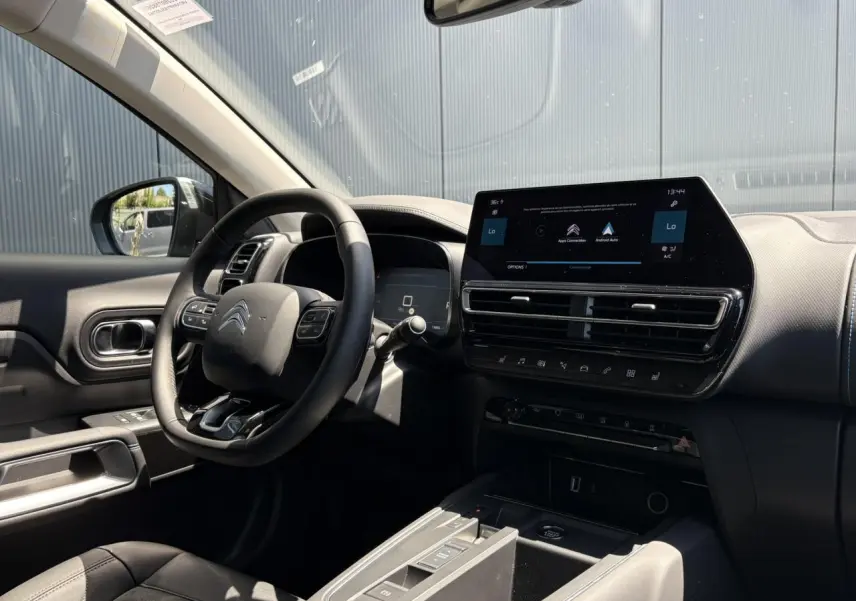 Vue intérieure côté conducteur du Citroën C5 Aircross Hybrid noir Perla, avec tableau de bord numérique et écran tactile central.