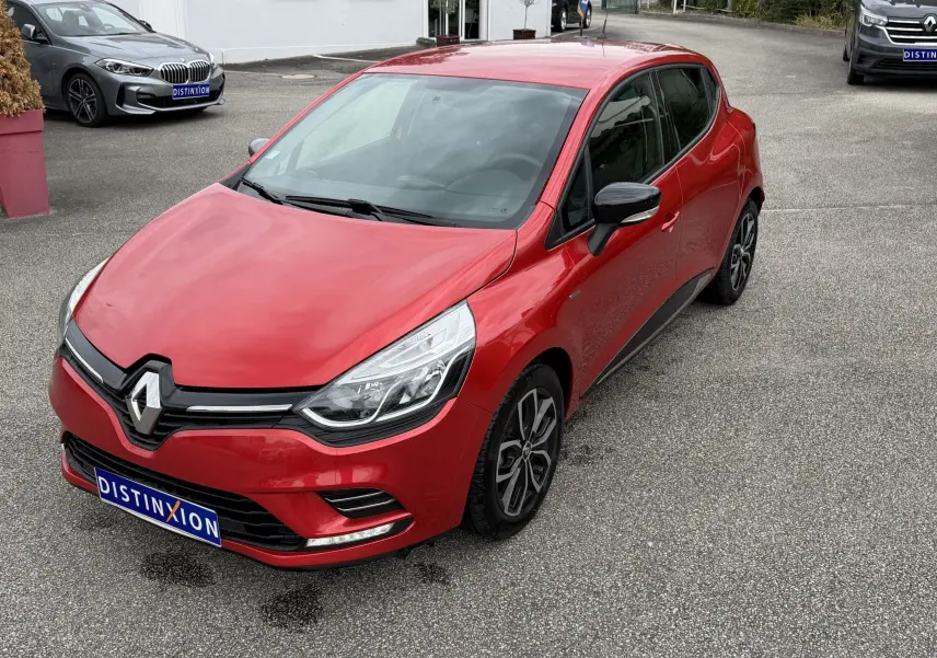 Renault Clio IV Limited TCe 90 rouge flamme vue 3/4 avant droit avec feux LED et jantes alliage.