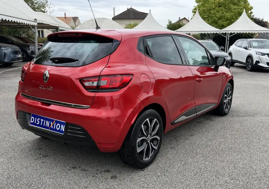 Renault Clio IV Limited TCe 90 rouge flamme vue 3/4 arrière droit, avec jantes alliage et feux LED distinctifs.