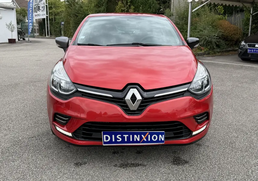 Renault Clio IV Limited TCe 90 rouge flamme vue de face, avec calandre chromée et feux LED allumés.