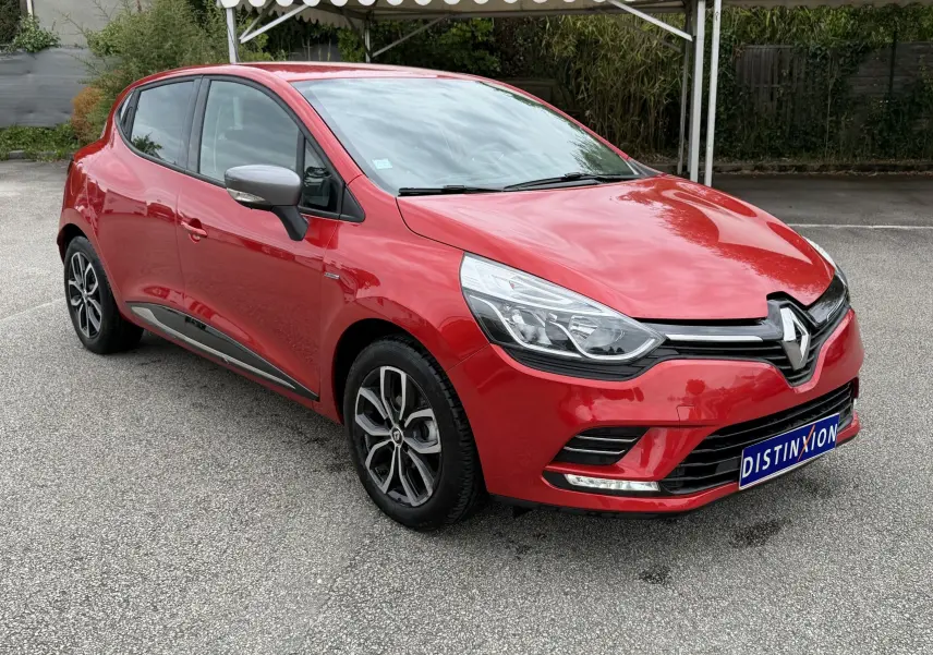 Renault Clio IV Limited TCe 90 rouge flamme vue 3/4 avant droit avec feux LED et jantes alliage noires.