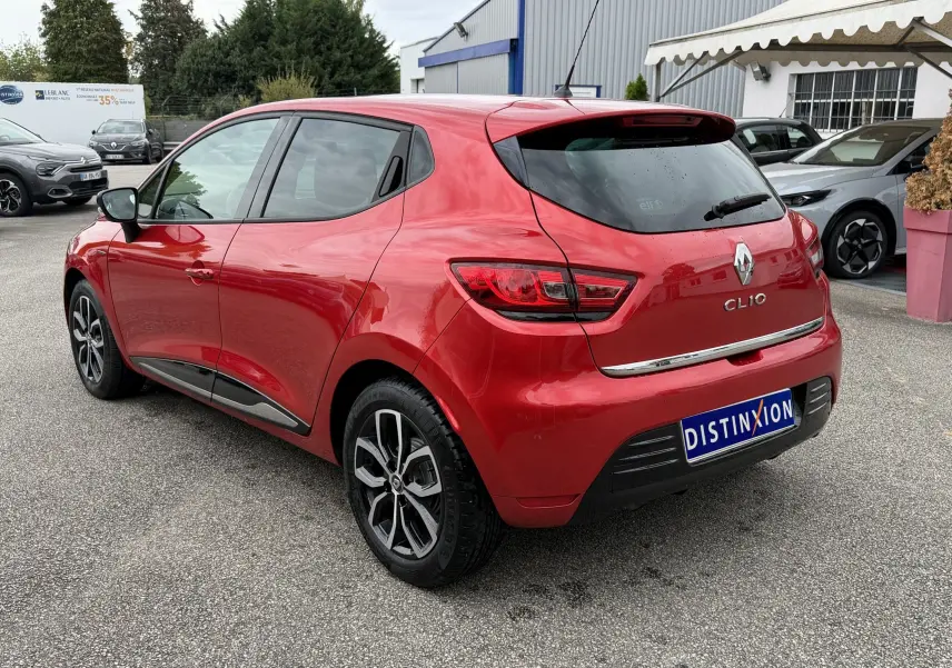 Renault Clio IV Limited TCe 90 rouge flamme vue 3/4 arrière droit avec jantes alliage et feux LED distinctifs.