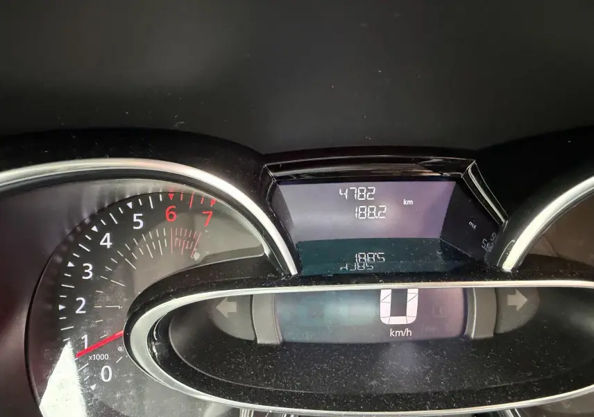 Tableau de bord de Renault Clio IV Limited TCe 90 2017, affichage numérique du compteur et compte-tours en gros plan.