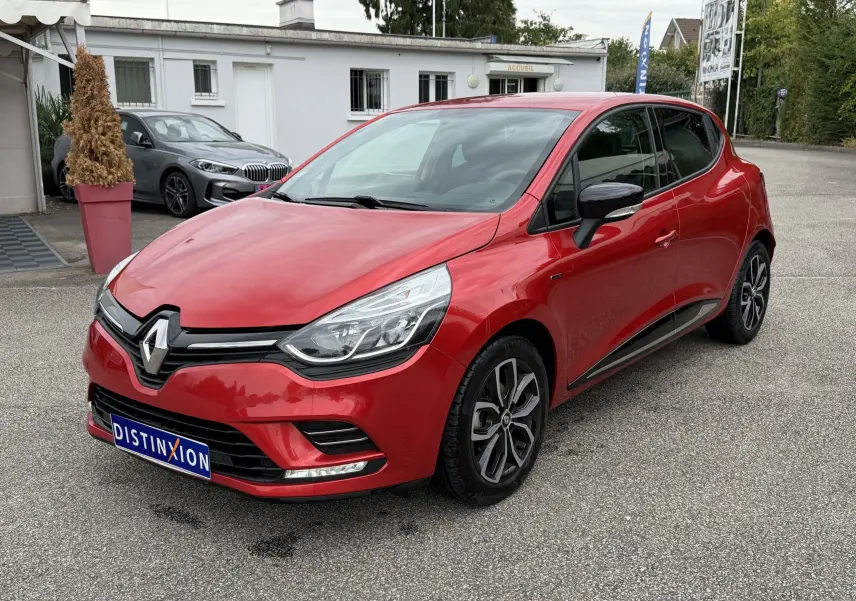 Renault Clio IV Limited TCE 90 rouge flamme vue 3/4 avant droit avec jantes alliage et feux LED allumés.