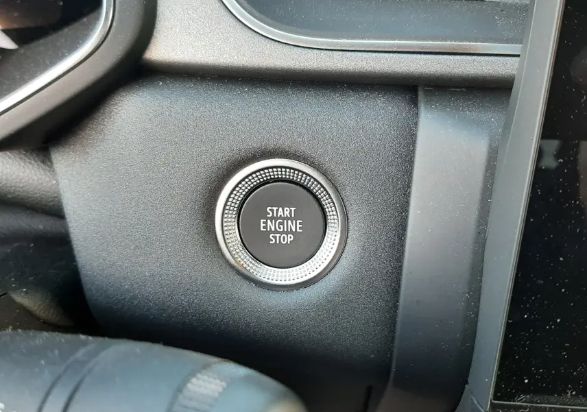 Bouton Start Engine Stop en gros plan sur le tableau de bord noir du Renault Captur 2024 finition TECHNO.