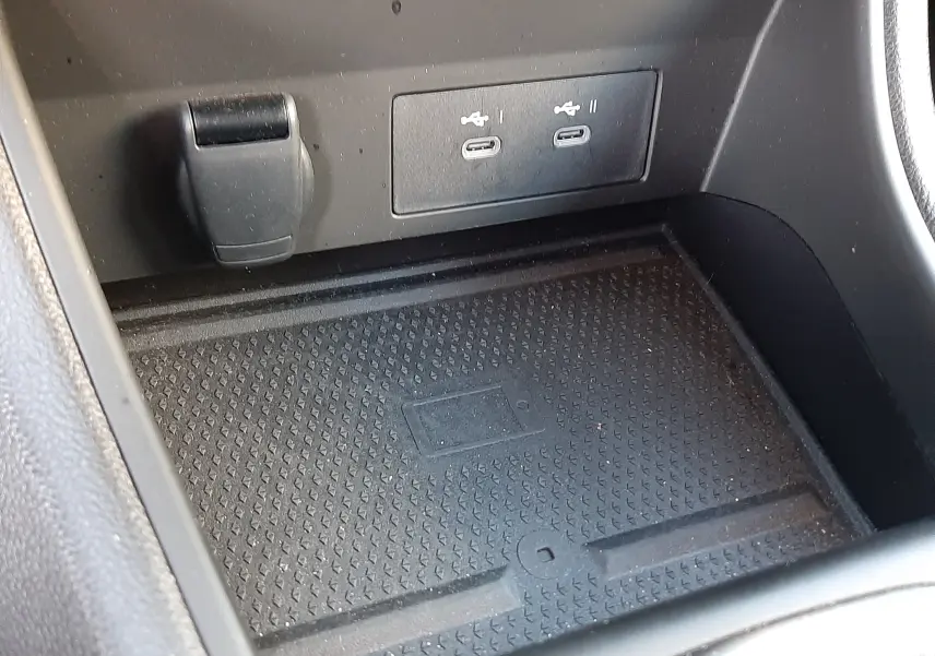 Gros plan sur la console centrale noire du Renault Captur 2024 avec deux ports USB-C et prise 12V intégrés.