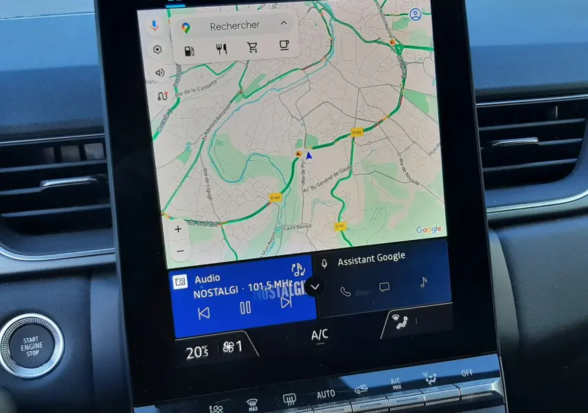Écran tactile central du Renault Captur 2024 affichant la navigation Google Maps et les commandes audio sur tableau de bord noir.