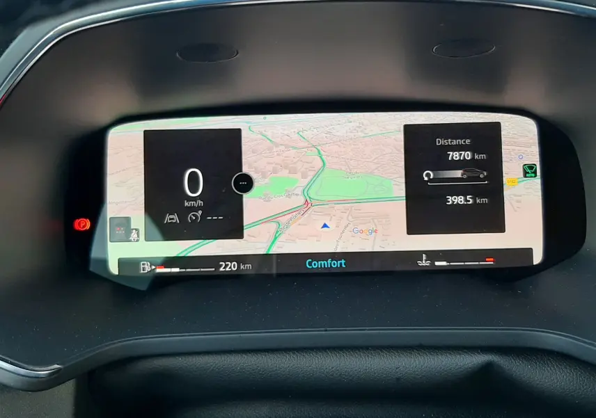 Tableau de bord numérique du Renault Captur 2024 affichant la navigation, vitesse à 0 km/h et autonomie restante.