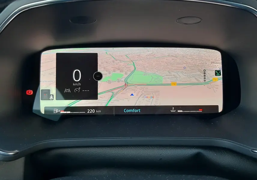 Affichage numérique du tableau de bord du Renault Captur 2024 montrant la navigation GPS et la vitesse à 0 km/h.