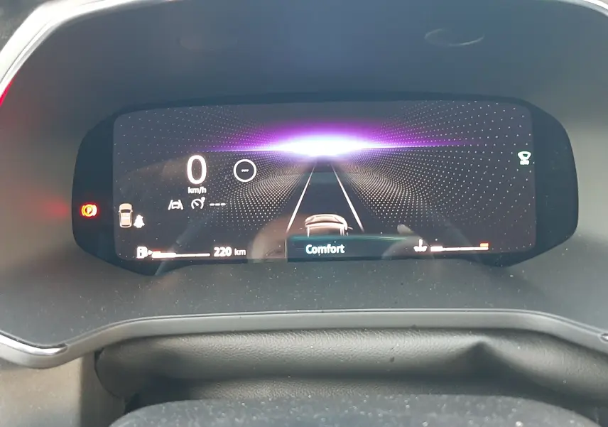 Tableau de bord numérique du Renault Captur 2024 affichant la vitesse à 0 km/h et le mode de conduite Confort
