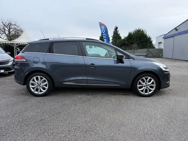 Profil droit d'une Renault Clio IV Estate gris titanium 2018, avec jantes alliage et vitres teintées.