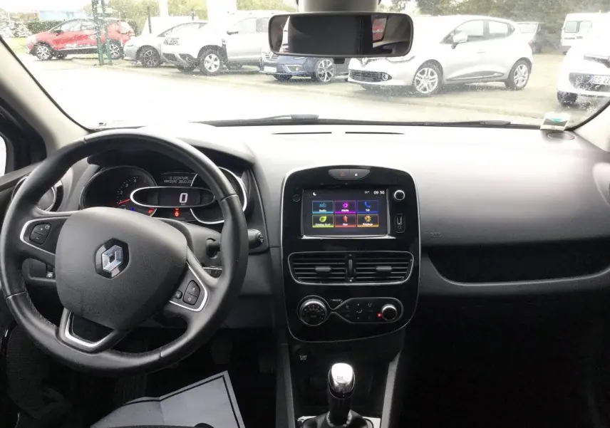 Vue intérieure avant du tableau de bord et volant noir d’une Renault Clio IV Estate TCE 90 Energy Intens de 2018.