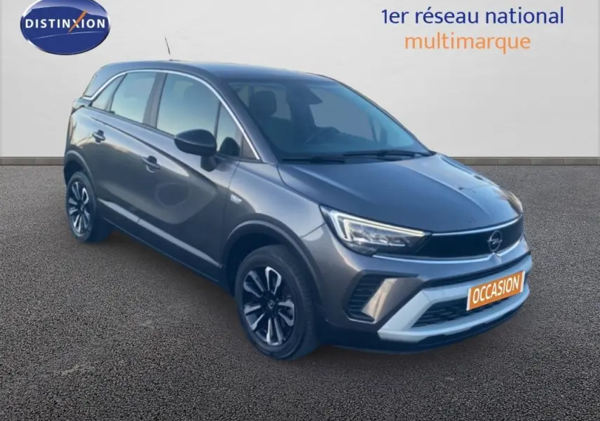 Opel Crossland gris foncé en 3/4 avant droit, jantes alliage 17 pouces et calandre moderne visible.