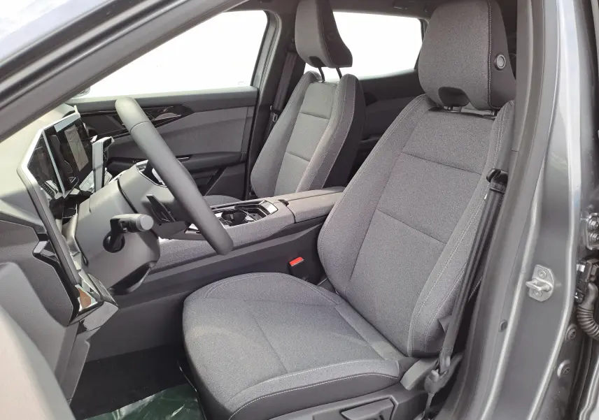 Vue intérieure côté conducteur du Renault Austral gris schiste 2025, sièges tissu gris et tableau de bord moderne.