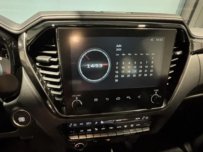Écran tactile central et commandes de climatisation du tableau de bord de l'Isuzu D-MAX 2025 en intérieur noir.