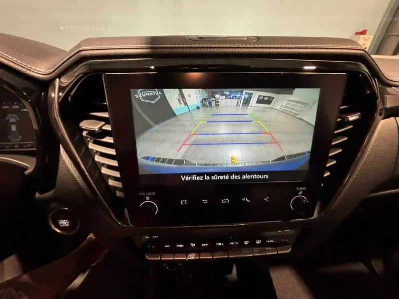 Écran tactile central affichant la caméra de recul du pick-up Isuzu D-MAX 2025 en Biarritz Blue Metallic.