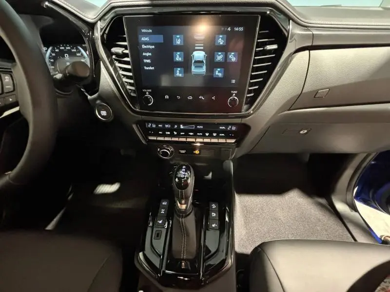 Intérieur du pick-up Isuzu D-MAX 2025 en Biarritz Blue, vue centrée sur la console avec écran tactile et levier de vitesse automatique.