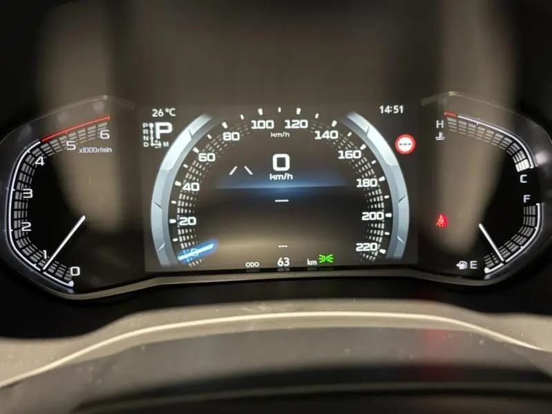 Tableau de bord numérique du pick-up Isuzu D-MAX 2025, affichage clair avec vitesse à zéro et jauges modernes.