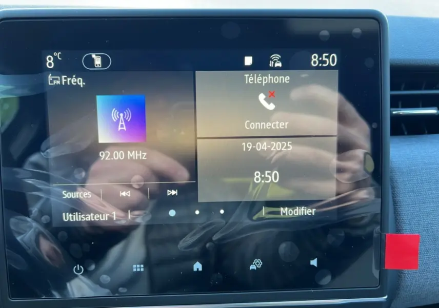 Écran tactile central de la Renault Clio DCI 100 Evolution Camera 2025 en gris schiste affichant radio et téléphone.