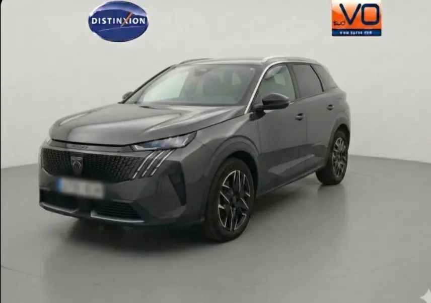 Peugeot 5008 Hybrid gris en 3/4 avant droit, avec calandre noire distinctive et jantes alliage 19 pouces.