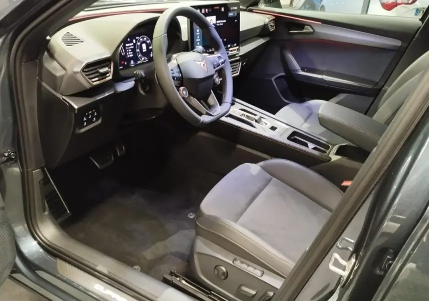 Intérieur avant droit du CUPRA Formentor gris Magnetic Tech, avec sièges suédine et tableau de bord digital.