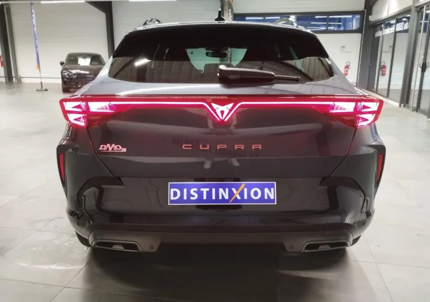 Vue arrière du CUPRA Formentor 2.0 TDI 150 DSG 7 en Magnetic Tech avec feux arrière lumineux en bandeau Tri-LED.