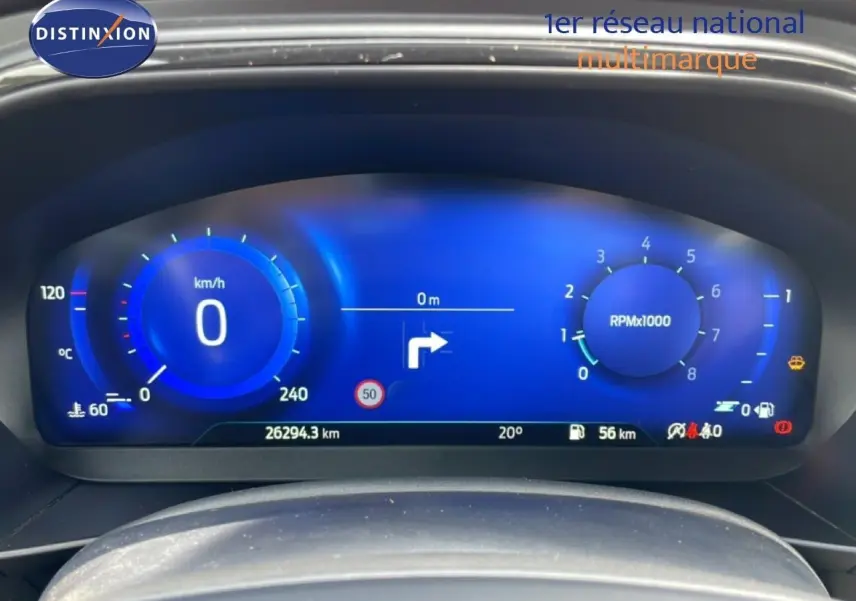 Tableau de bord numérique bleu de la Ford Focus SW 1.0 EcoBoost 2023, affichant vitesse, compte-tours et navigation.