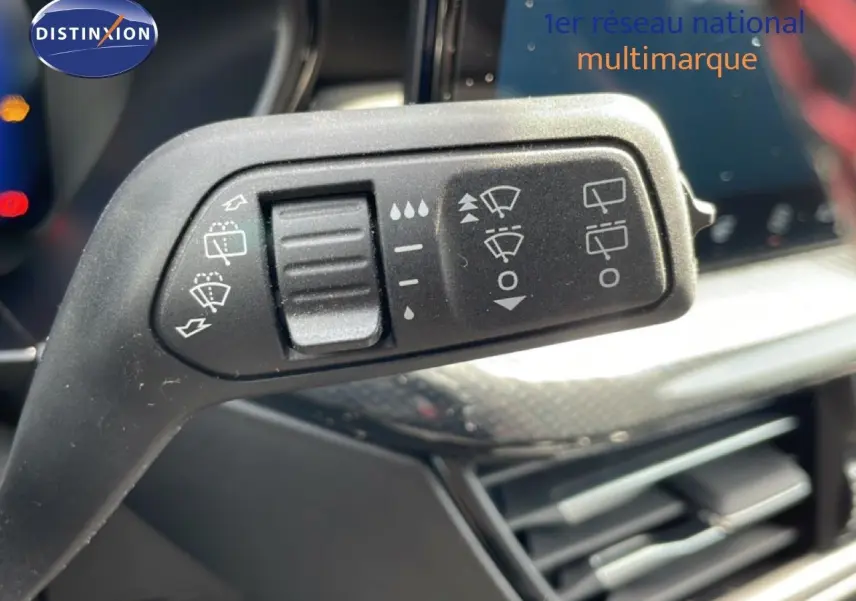 Gros plan sur la commande d’essuie-glace dans l’habitacle d’une Ford Focus SW gris lunaire 2023.