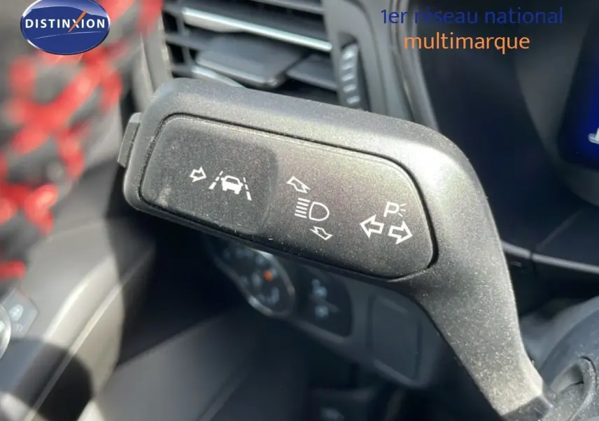 Gros plan sur la commande de clignotants et aides à la conduite dans l’habitacle de la Ford Focus SW gris lunaire 2023.