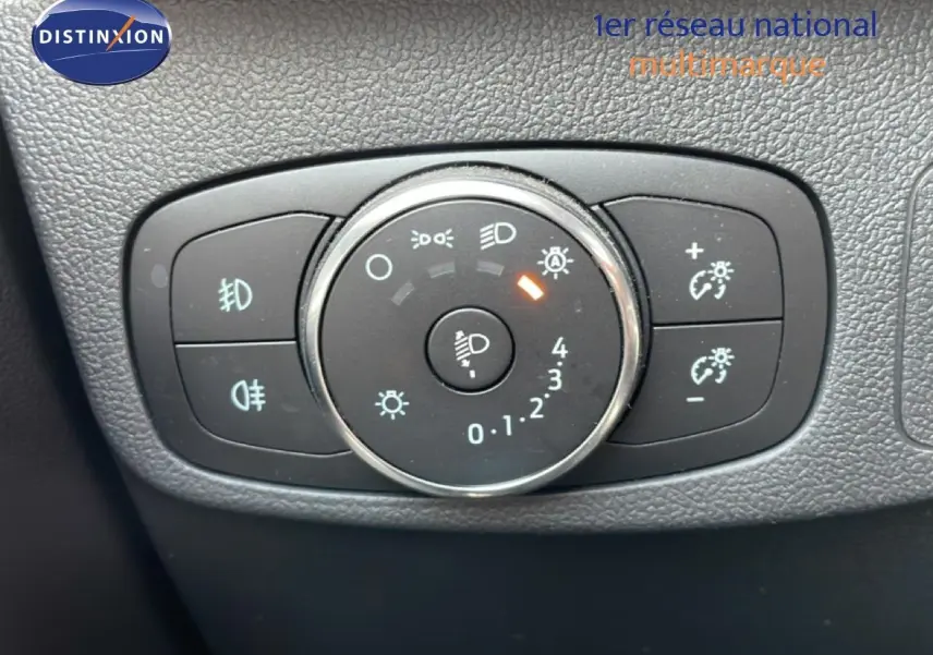 Gros plan sur le sélecteur de feux et réglages d’éclairage intérieur d’une Ford Focus SW gris lunaire 2023.