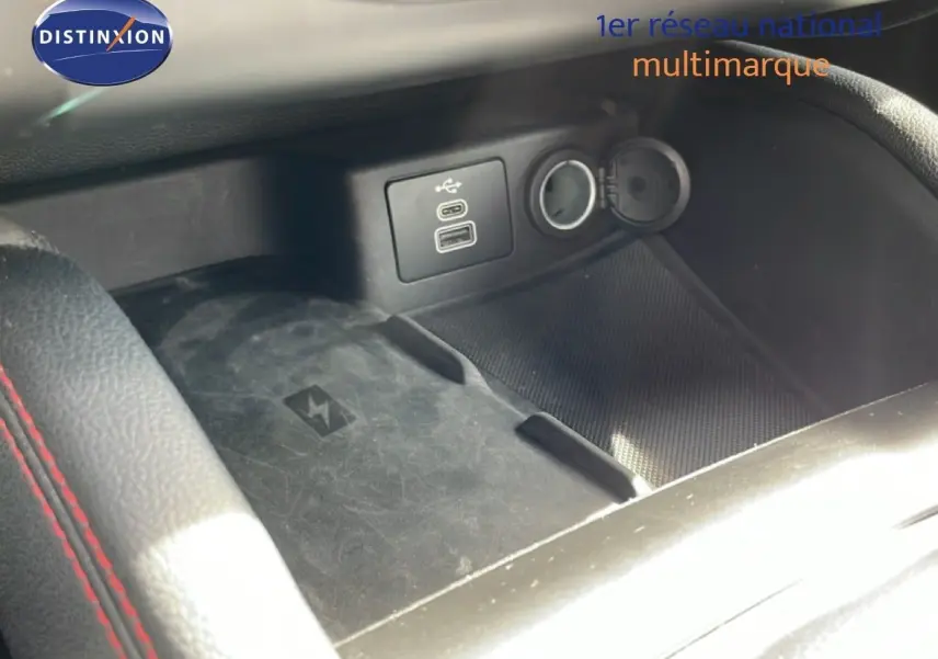 Gros plan sur la console centrale noire avec ports USB et prise 12V du Ford Focus SW gris lunaire 2023.