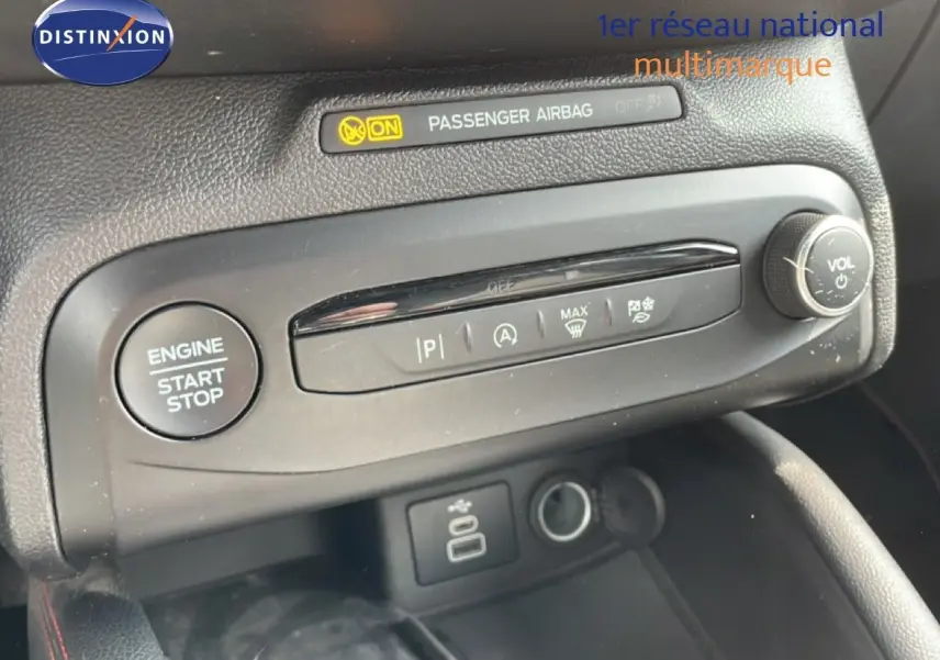 Détail du tableau de bord de la Ford Focus SW gris lunaire, avec bouton start/stop et commandes climatisation visibles.