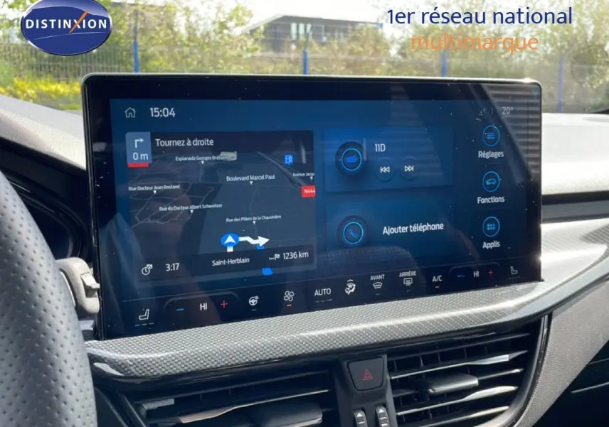 Écran tactile central de la Ford Focus SW gris lunaire, affichant navigation et commandes climatisation, vue intérieure avant.