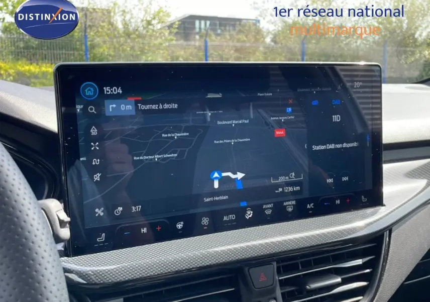 Écran tactile central de la Ford Focus SW 2023 affichant la navigation, avec tableau de bord gris lunaire métallique visible.