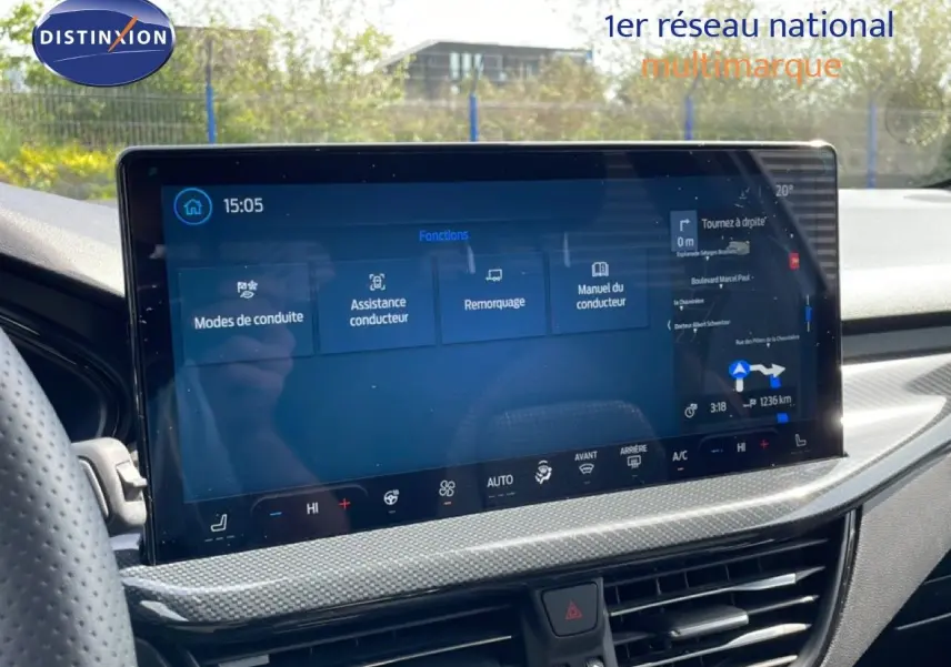 Écran tactile central du tableau de bord de la Ford Focus SW 2023, affichant les fonctions d’aide à la conduite.