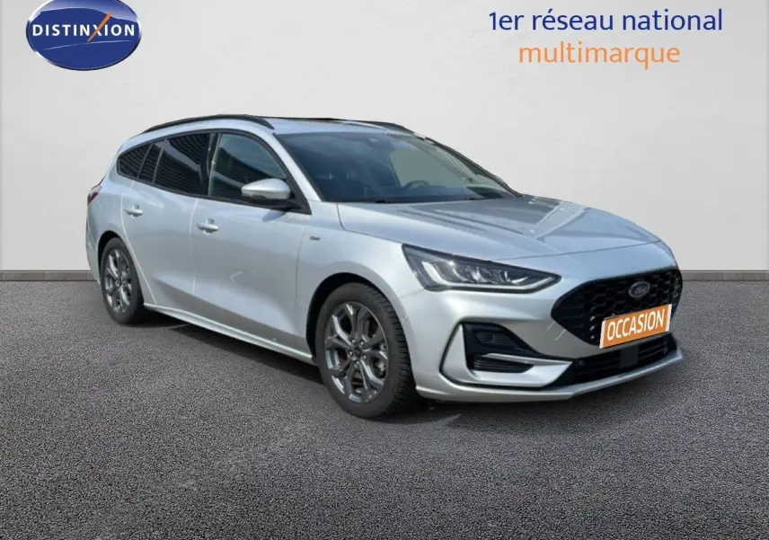 Ford Focus SW 2023 gris lunaire métal vue 3/4 avant droit avec calandre noire et jantes alliage.