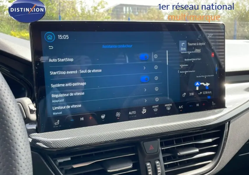 Écran tactile central de la Ford Focus SW 2023 affichant les options d’assistance conducteur et la navigation.